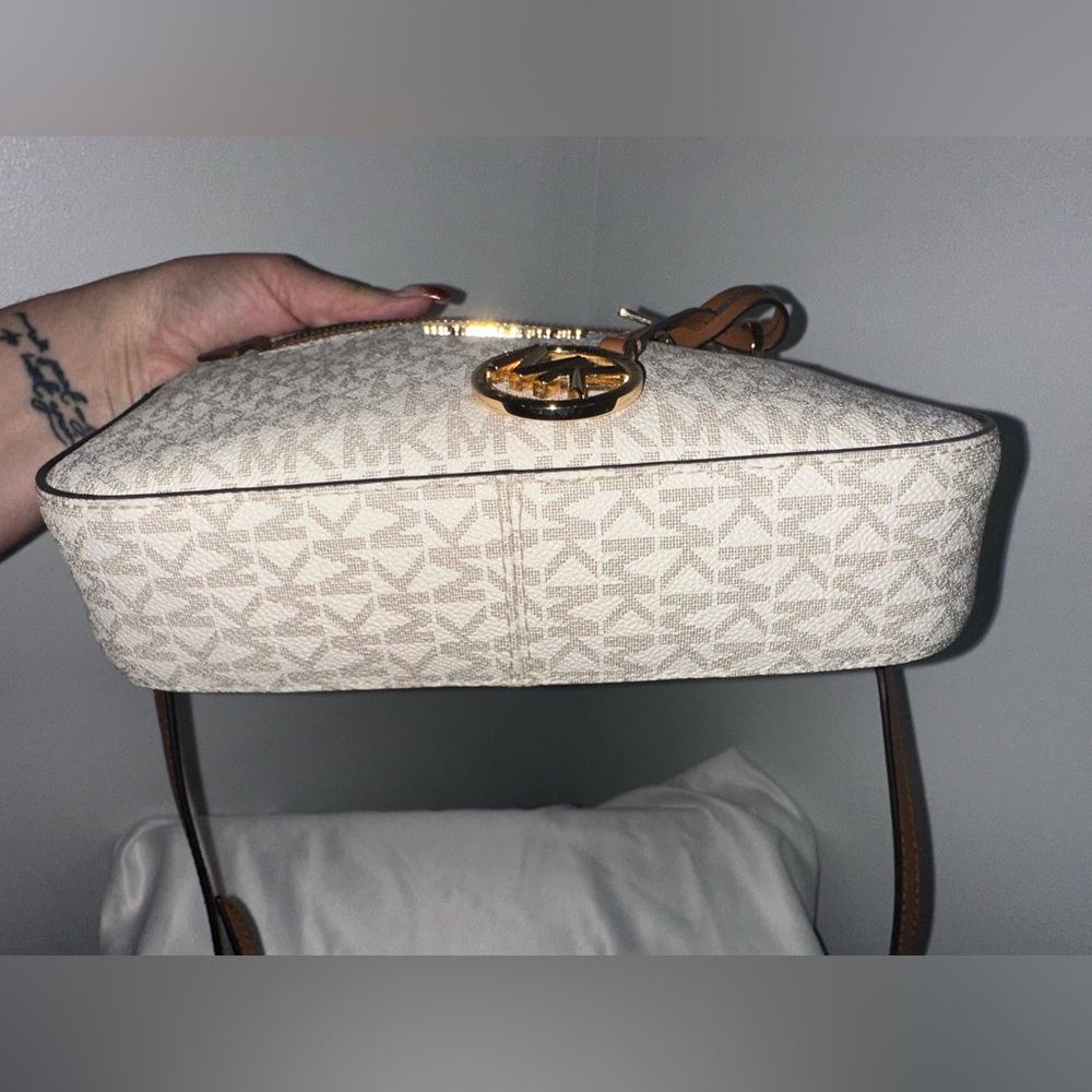 Michael Kors crossbody bag! - Picture 6 of 8